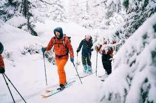 Menschen auf Skitour in verschneiter Landschaft