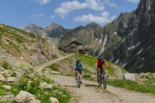 Two people are mountain biking in the Bavarian Alps
