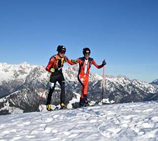 Skimo Athleten auf schneebedeckten Gipfeln unterwegs
