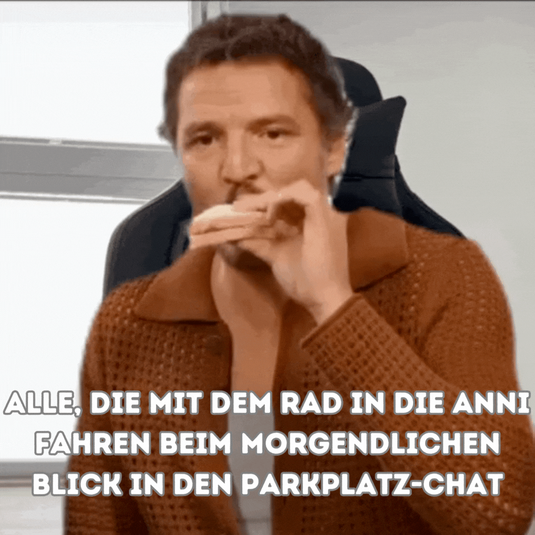 Ein Mann in braunem Strickpullover blickt in die Kamera und macht eine Geste mit den Fingern vor dem Mund; der Text im Bild lautet: „Alle, die mit dem Rad in die Anni fahren beim morgendlichen Blick in den Parkplatz-Chat“.