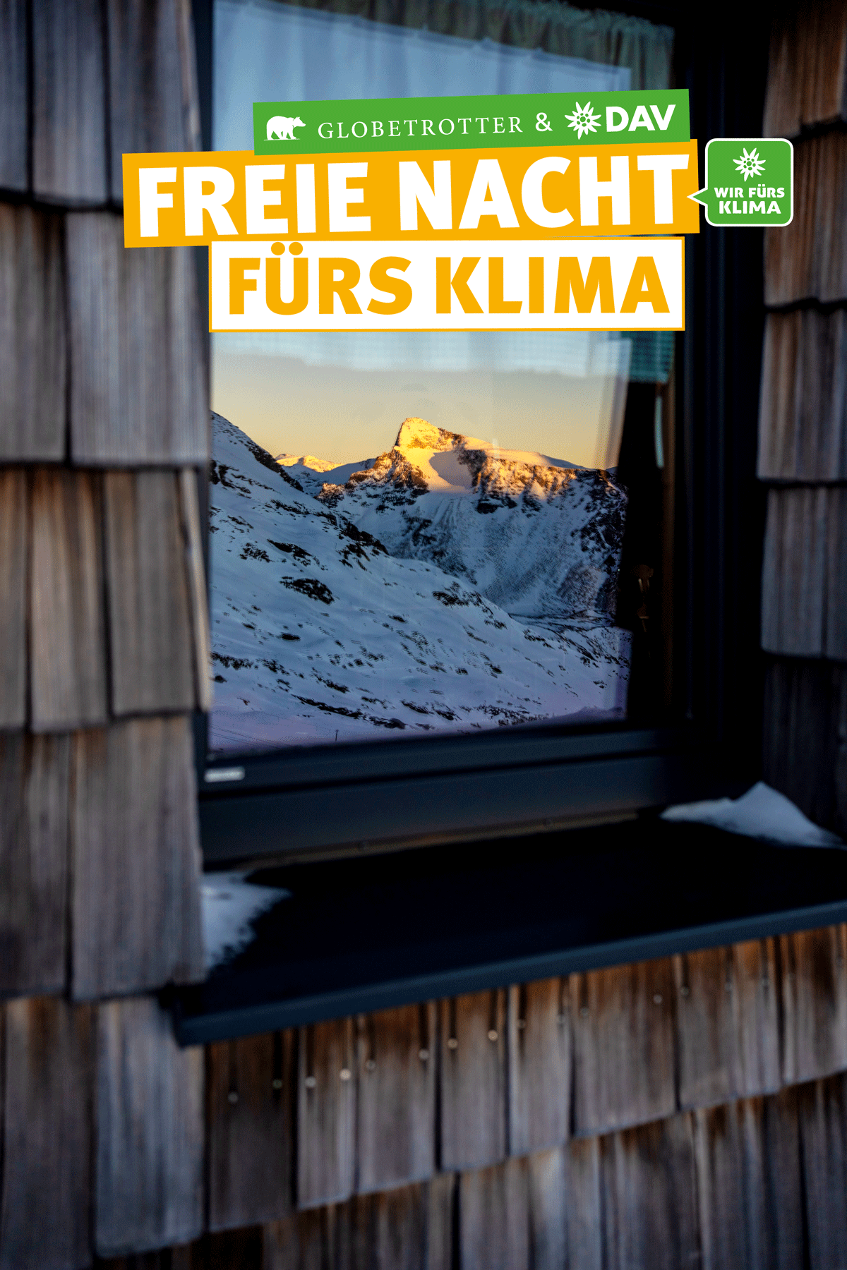 Spiegelung eines Berges in der Sonne in einem Hüttenfenster und Logo der Freien Nacht fürs Klima (Aktion des DAV und von Globetrotter)