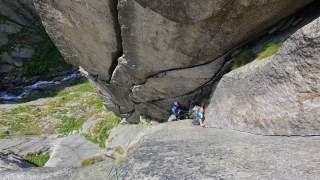 Lulu in der Schlüssellänge 7a von der Route 'Laura' am Oberalppass