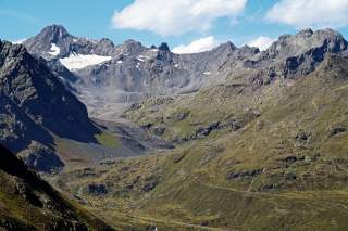 Rifflblockgletscher (aufgenommen von Rauhekopfhütte): Man kann die Fließwülste erahnen.