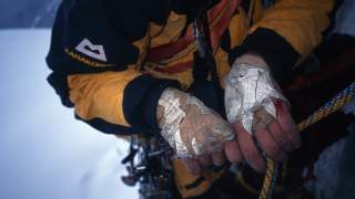 Hände von Peter Janschek beim Abseilen im Sturm am Fitz Roy