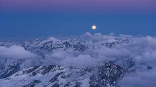 Vollmond über der Venedigergruppe vom Gipfel des Großglockner fotografiert. Foto: Heinz Zak