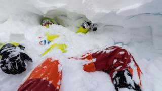Lawinenopfer liegend von Schnee bedeckt
