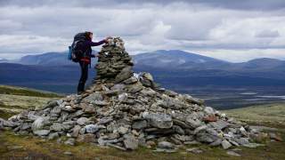 Nach dem anstrengenden Aufstieg zur Steinpyramide am Hardbakken-Pass im Dovrefjell. Foto: Joachim Chwaszcza