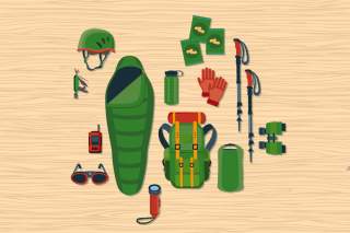 Illustration von Bergwanderausrüstung (mit Rucksack, Schlafsack, Kletterhelm etc.), alles in primär grasgrün dargestellt.