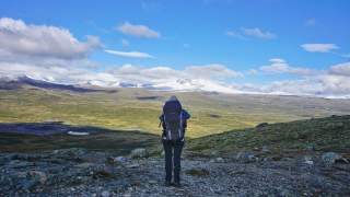 Weiter zieht der Weg über das Dovrefjell, und die „Snøhetta“ (2286 m) ist mit Neuschnee überzogen. Foto: Joachim Chwaszcza