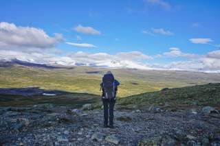 Weiter zieht der Weg über das Dovrefjell, und die „Snøhetta“ (2286 m) ist mit Neuschnee überzogen. Foto: Joachim Chwaszcza