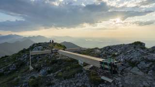 Abendstimmung am Gipfel der Benediktenwand, das neue Kreuz liegt bereit zum Aufstellen.m neuen Kreuz liegt bereit zum Aufstellen am nächsten Tag.