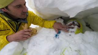 Mann räumt Schnee von lawinenverschütteter Person
