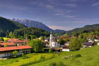 Idyllisches Bergdorf mit Kirche im Sommer