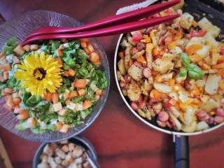 Ein deftiges Abendessen füllt die verbrauchten Akkus wieder auf. Foto: Joachim Chwaszcza