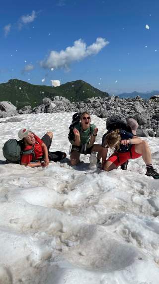 Drei Frauen am Berg im Schnee