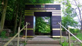 Ein Portal zum Durchschreiten für Wanderer mit Infos zum Westweg.