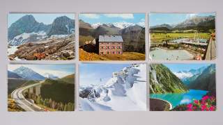 Sechs bunte Postkarten mit Alpenmotiven, darunter Wanderer im Gebirge, eine Berghütte, ein Freibad, eine Autobahnbrücke, eine Seilbahn im Schnee und ein türkisblauer Stausee mit Bergen.