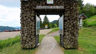 Ein Portal zum Durchschreiten für Wanderer mit Infos zum Westweg.