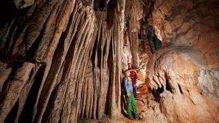 Zwei Menschen in der riesigen Halle der Höhle.