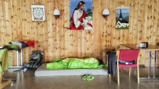 Mitunter findet man auch Unterschlupf in einem Gemeindesaal. Foto: Joachim Chwaszcza