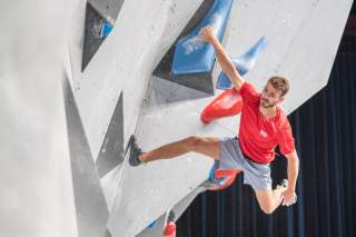 Athelt Yannick Flohé vom DAV Aachen klettert an einer Boulderwand.