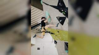 Kletterer an einer Wettkampfwand.