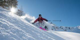 Mensch beim Skifahren im Tiefschnee