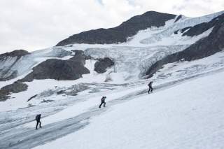 Seilschaft unterwegs auf einem Gletscher