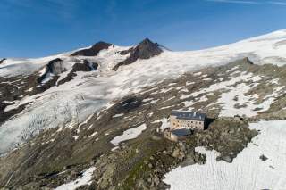 Umgeben von Geröll und Gletschern steht die Neue Prager Hütte im Hochgebirge.