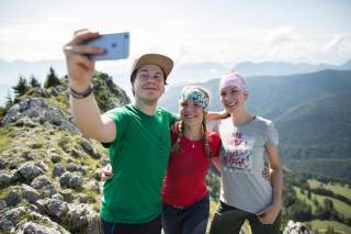 Drei Menschen machen Gipfelselfie