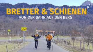 Zwei Skitourengeher zu Fuss auf dem Weg zum Ausgangspunkt der Skitour. Ski sind auf dem Rücken da wenig Schnee.
