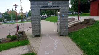 Ein Portal zum Durchschreiten für Wanderer mit Infos zum Westweg.