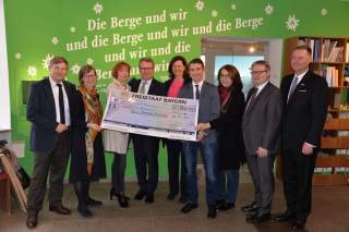 v.l.n.r.: Klaus Fiebig, Friederike Kaiser, Melanie Grimm, Klaus Stöttner, Ilse Aigner, Eric Beißwenger, Tanja Schorer-Dremel, Josef Zellmeier, Dr. Frank Walthes. Foto: DAV/Stefan Ritter