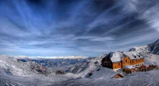 Krefelder Hütte in Skigebiet mit Ausblick nach Kaprun