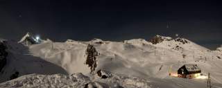 Berghütte bei Nacht in Skigebiet