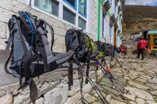 Rucksäcke vor Hütte