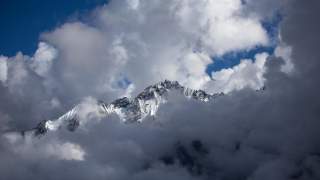 Bergkette mit Himmel und Wolken Bergkette mit Himmel und Wolken
