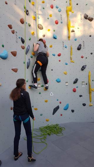 Zwei Menschen in Kletterhalle