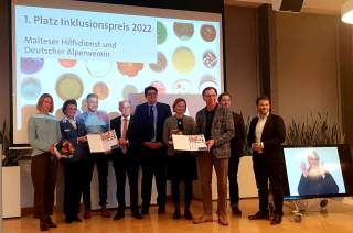 Von links: Birgit Winter (A.L.M.), Stephanie Freifrau v. Freyberg (Malteser), Stefan Winter (DAV), Bezirkstagspräsident Josef Mederer, Erik Waalkes (Malteser), Dr. Wolfgang Wabel (DAV) u. Bezirksrat Markus Raschke / Foto: A.L.M.