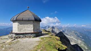 Mausoleum im Gebirge