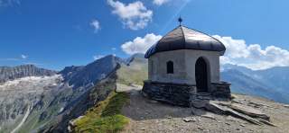 Mausoleum im Gebirge