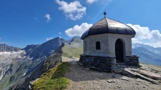 Mausoleum im Gebirge
