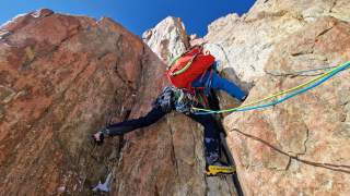 Person klettert im mixed Gelände.