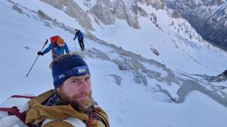 Selfie mit drei Personen im Gebirge.