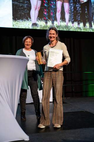 DAV-Vizepräsidentin Burgi Beste verleiht den DAV-Preis Sport 2025 an Dörte Pietron