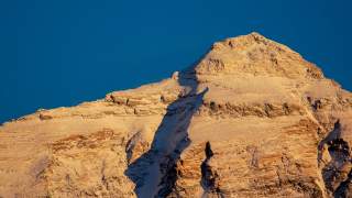 Nordseite des Mount-Everest-Gipfels im Sonnenlicht