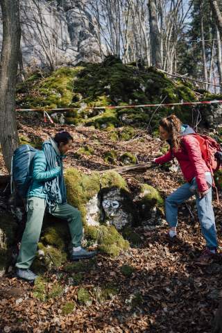 Zwei Frauen stehen vor einer Absperrung der Kletterfelsen und schauen sich die Schilder an bei denen es um die Sperrung des Kletterfelsens wegen der Vogelbrut geht