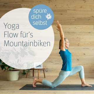 Frau macht Übungen auf Yogamatte