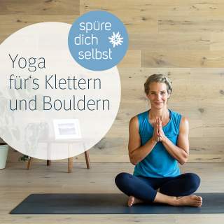 Frau sitzt auf Yogamatte