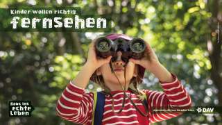Ein Kind mit Fernglas